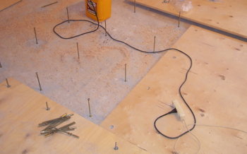 Как уложить тёплый пол на фанеру