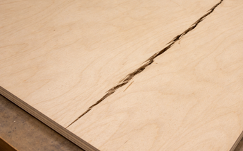 Когда материал не выдерживает: почему фанера трескается и как этого избежать