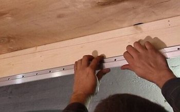 Фанера в отделке потолка: практичные решения и рекомендации