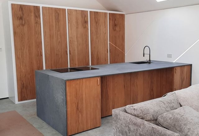 Использование шпона вносит визуальную дороговизну в дизайны из фанеры