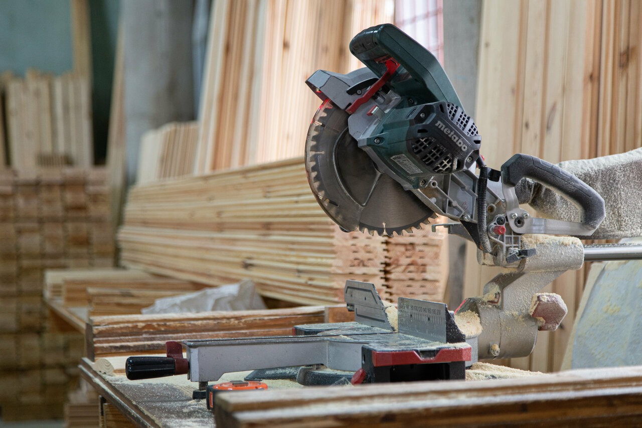 Работа с исправными и зафиксированными инструментами при распиле фанеры важнейшая часть процесса