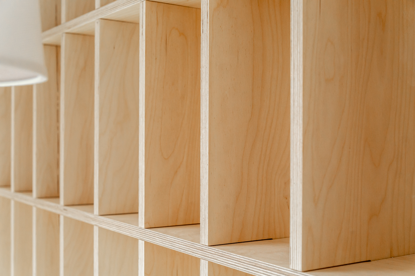 Технологии внедрения фанеры в скрытую конструкцию дизайна