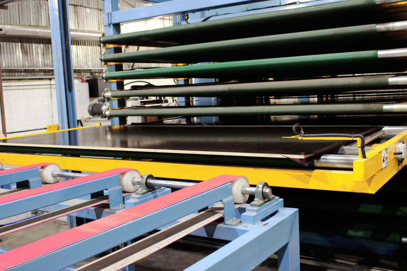 Ламинирование фанеры Ламинирование фанеры: этапы производства ламинированной фанеры