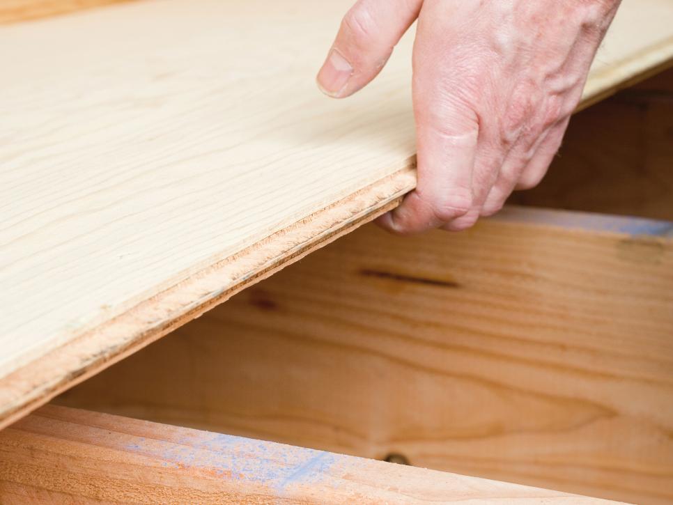 Как фанера участвует в распространении рекламы 