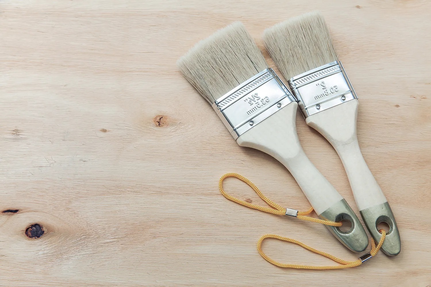 Использование клеевых составов для крепежа фанеры